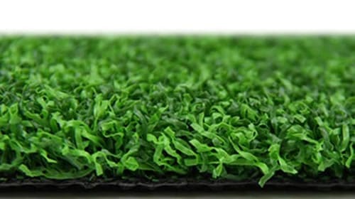 ゴルフグリーン用ターフの表面。短く密に詰まった緑の芝葉
